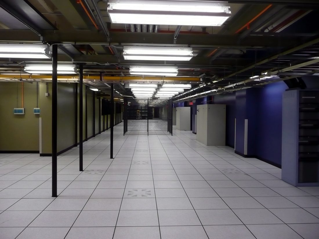The Burnett Plaza data center around move-in, a long view of the empty raised-floor hall before Enterhost&rsquo;s servers were installed.