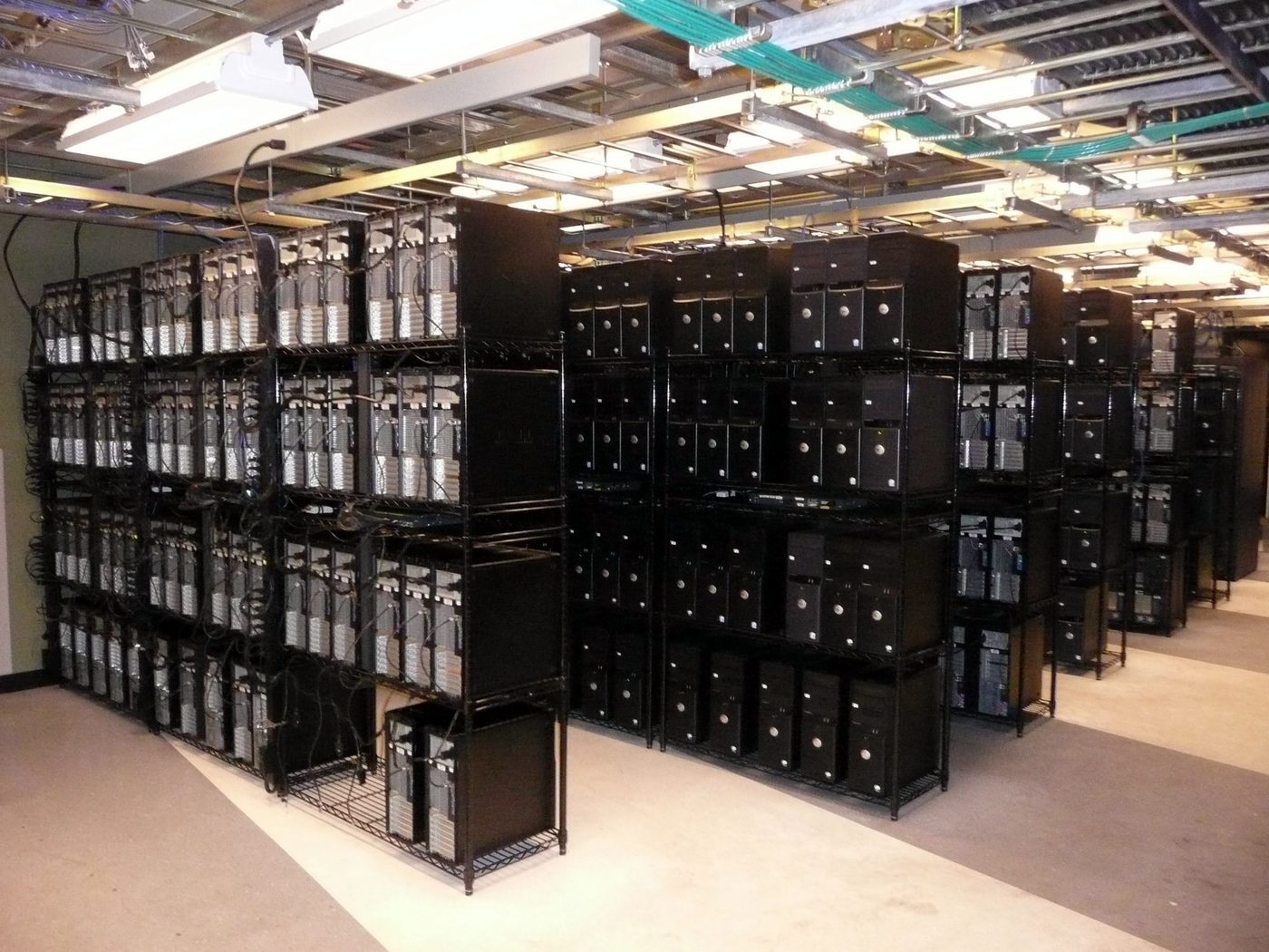 Enterhost&rsquo;s server operation in the Burnett Plaza data center, rows of servers on racks under the facility&rsquo;s open ceiling.